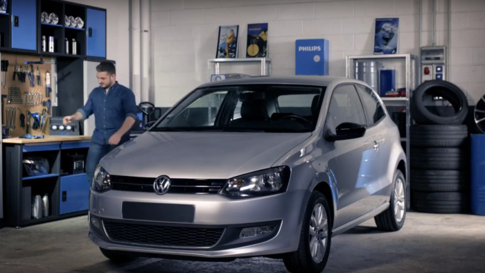 Vea c&oacute;mo instalar las l&aacute;mparas automotrices Philips en los faros en un Volkswagen Polo